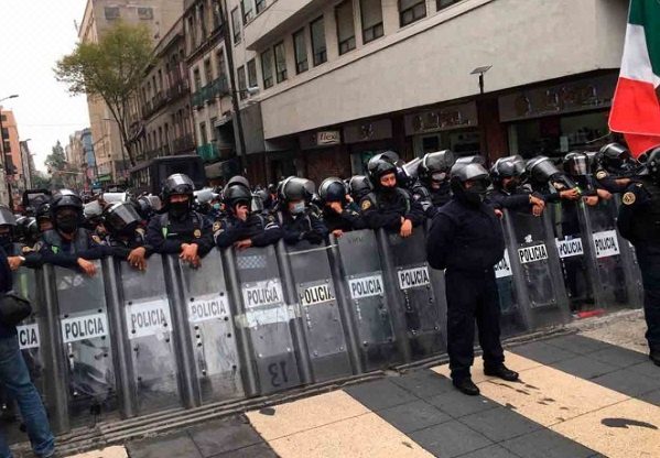 Marchas rumbo al Zócalo fueron frenadas por casi mil policías