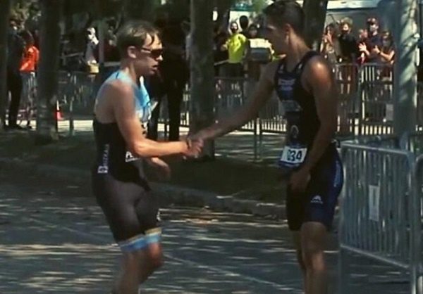 Diego Méntrida y su viral gesto deportivo durante el Triatlón de Santander #VIDEO