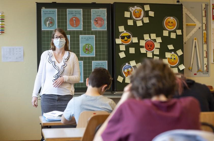En medio de la pandemia de COVID-19, millones de niños regresan a clases en Europa