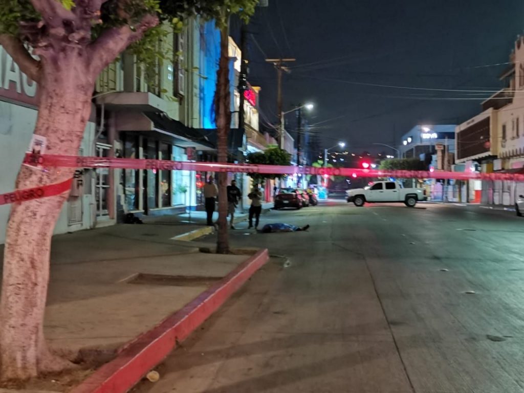 Hombre se lanza de un tercer piso y pierde la vida, en Tijuana