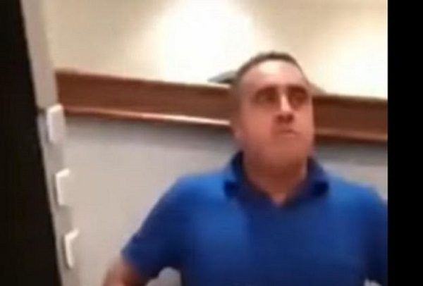 No se da cuenta y pastor evangélico se graba mientras golpea a su esposa #VIDEO