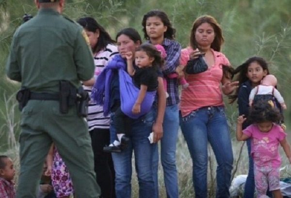 Señalan a médico de extirpar úteros a mujeres migrantes en centros de detención de EU