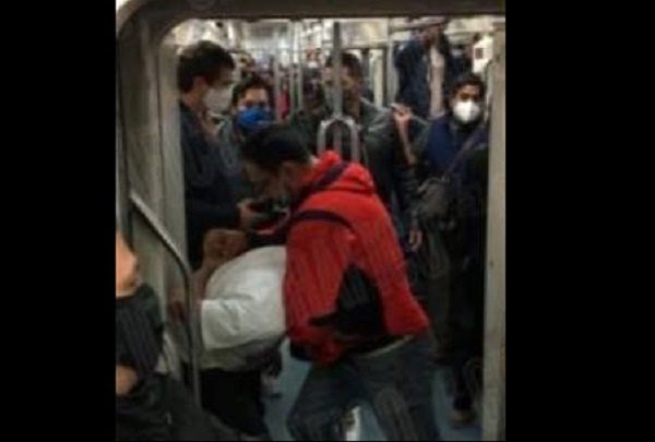 Usuario le aplica llave china a ladrón del Metro que quería robar su celular #VIDEO