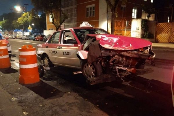 ¿Karma? Pareja de ladrones chocan a los pocos minutos de robar un taxi