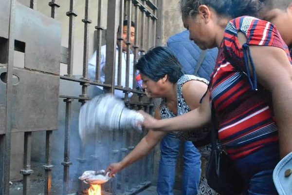 Queman chiles secos en protesta por falta de presupuesto para el campo en Cuernavaca, Morelos