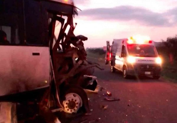 Pipa de agua choca contra autobús de pasajeros en Querétaro