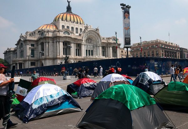 Claudia Sheinbaum permite el ingreso de FRENAAA y padres de Ayotzinapa al Zócalo