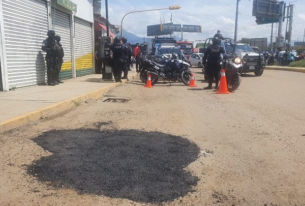 Demandan y multan a vecinos que taparon los baches de una calle en Oaxaca