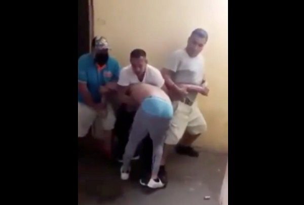 Con tablazos, puños y patadas, reos interrogan y castigan a preso #VIDEO