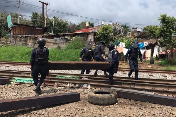 Liberan vías del tren bloqueadas por maestros de la CNTE en Michoacán