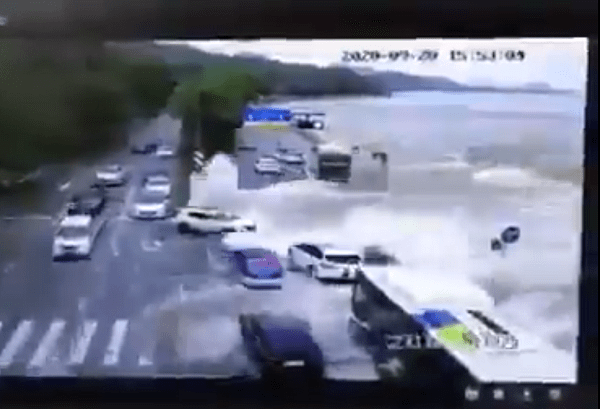 Ola gigante sorprende a conductores y arrastra docena de autos en China #VIDEO