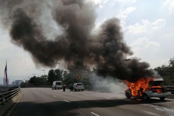Taxi se incendia en el segundo piso del Anillo Periférico #VIDEO