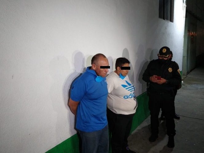 Policías capitalinos detuvieron a dos hombres y una mujer que robaron un tráiler con varias toneladas de línea blanca #VIDEO