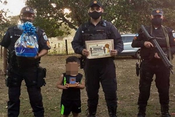 Arthur, de 3 años, salvó a su amigo de ahogarse en la piscina