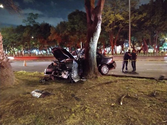 Terrible accidente en Periférico Sur cobra la vida de una mujer; se estampó contra un árbol