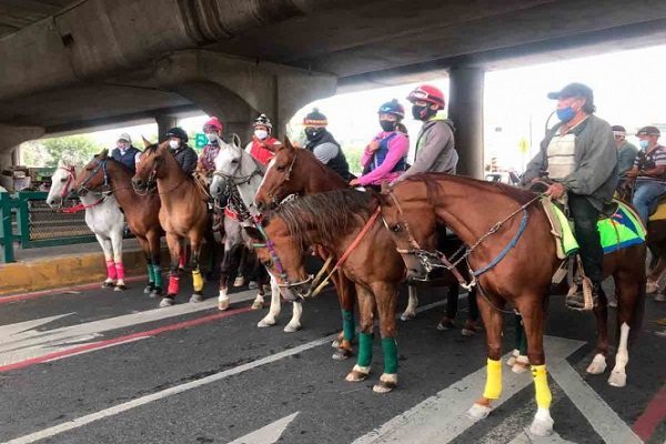 Trabajadores del Hipódromo protestan en Periférico por suspensión de actividades