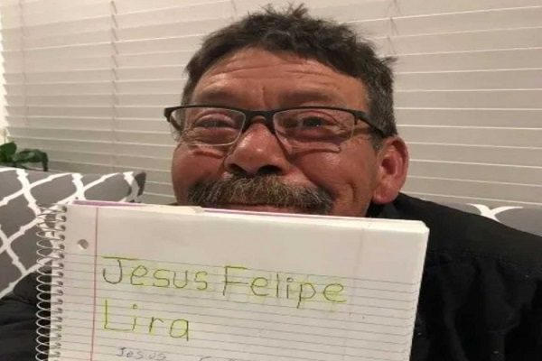 Abuelito aprovecha confinamiento para aprender a leer y escribir #VIDEO