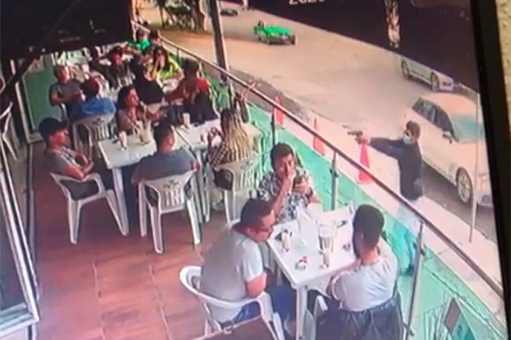 Cámaras de seguridad captaron en #VIDEO una ejecución en restaurante de León, Guanajuato