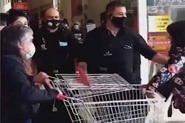 Vigilantes sacan a golpes a una mujer que intentó robar en supermercado