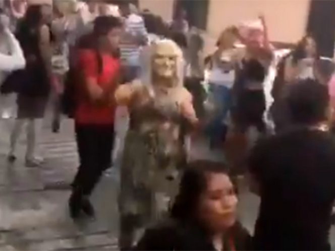 La sana distancia les importa poco en Temixco y cientos celebran el desfile de mojigangas #VIDEO