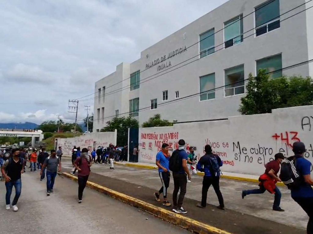 Papás y normalistas de Ayotzinapa vandalizan el Palacio de Gobierno de Iguala #VIDEO