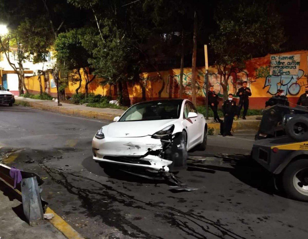 Sujeto que manejaba un Tesla por la Álvaro Obregón murió tras ser baleado