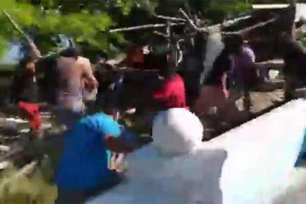 Grupos de pescadores riñen por muelle en Campeche #VIDEO