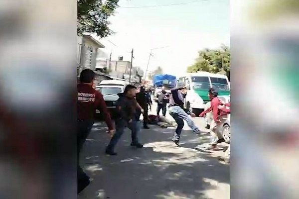 Por un letrero, vecinos de Ecatepec descalabran a servidores públicos