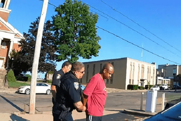 Mujer acusa falsamente a afroamericano por portar armas en Ravena