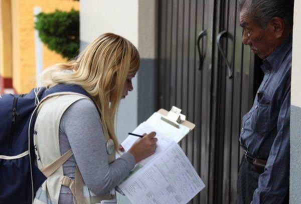 Encuestadores "patito" en Nezahualcóyotl obtienen datos personales para extorsionar