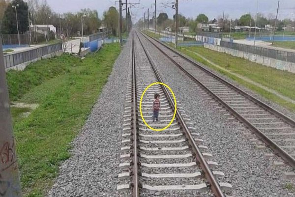 Conductor de tren reduce la marcha al detectar "movimientos inusuales", ¡era un niño caminando en las vías! #VIDEO