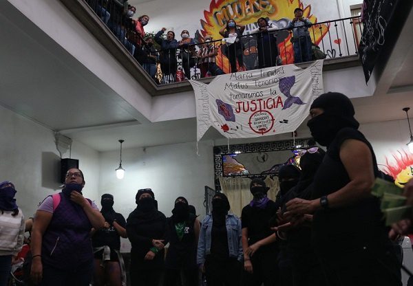 Segob detecta a "feministas" que cobran 3 mil pesos a familiares de víctimas por "asesoría"