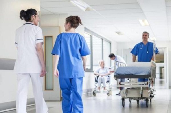 Disfrazado de enfermero, sujeto ingresa a centro de salud y asesina a exnovia