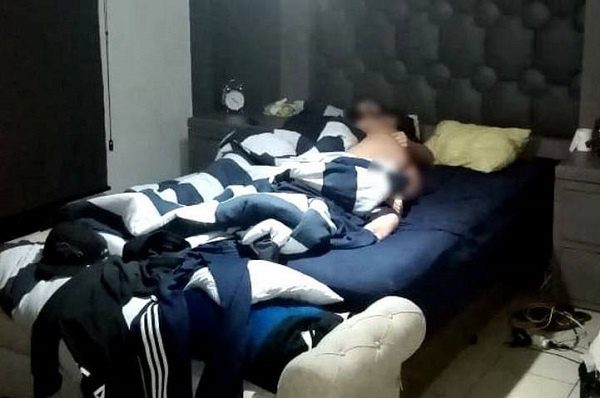 Mueren dos jóvenes por aparente sobredosis, los encuentran desnudos en la cama