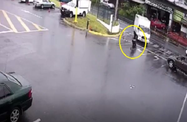 ¡Increíble! Carriola con bebé a bordo se salva de ser atropellado por un autobús #VIDEO