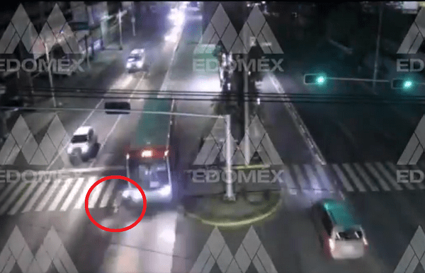 ¡De milagro! Así se salvó un motociclista de ser arrollado por el Mexibús #VIDEO