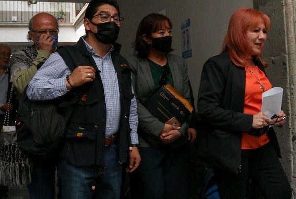 Atiende Segob a mujer que se amarró a una silla en la CNDH