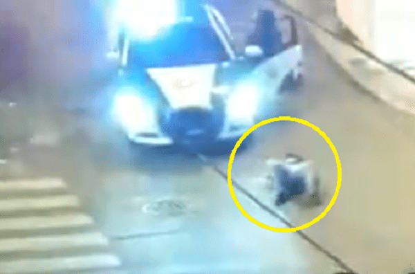 ¡Rata atropellada! Policía arrolla a ladrón tras cometer un atraco #VIDEO