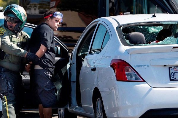 Conductora arrolla a manifestantes del Black Lives Matter #VIDEO