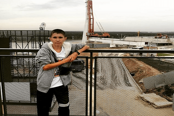 Hombre de 32 años que dejó de envejecer luce como adolescente