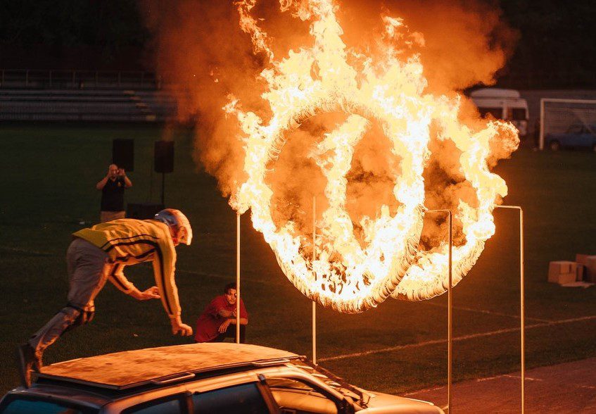 Dolorosa caída de un acróbata al querer atravesar aros en llamas #VIDEO