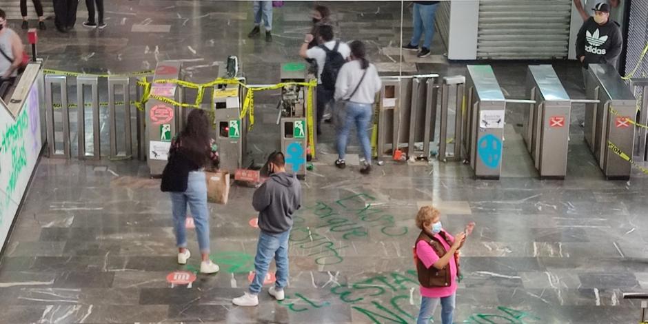 Protestan mujeres en Metro, vandalizan estación Chabacano #VIDEO