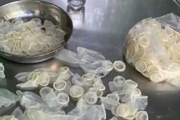 Almacén limpiaba condones usados para revenderlos, decomisan más de 345 mil #VIDEO