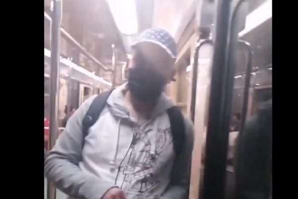 Usuaria del Metro exhibe a acosador que la miraba y se tocaba los genitales #VIDEO