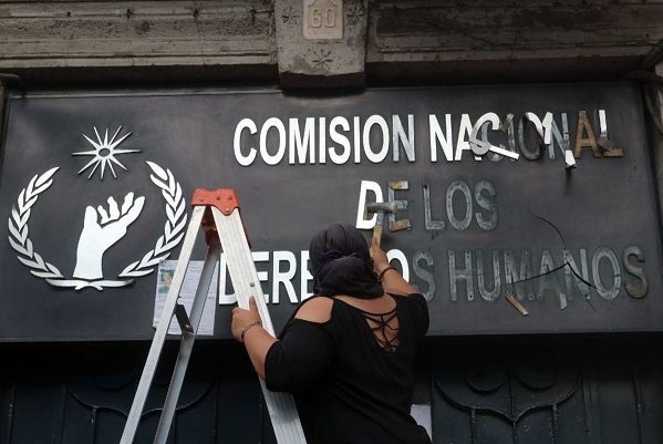 Colectivos que mantienen tomada la CNDH le cambian el nombre de forma simbólica