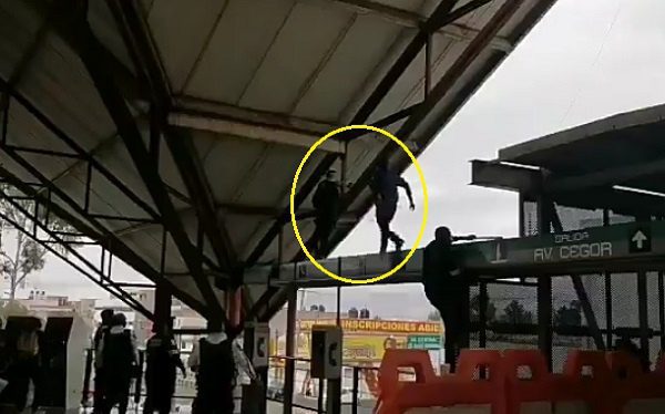 Rescatan a hombre que amenazaba con suicidarse en metro Ciudad Azteca #VIDEO