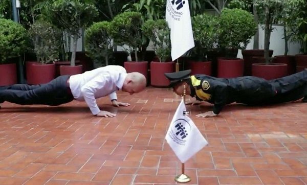 Nombran como embajador deportivo a policía que ganó reta de lagartijas