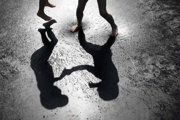 Padres de familia violentan sexualmente a un hombre acusado injustamente de haber tocado a un niño