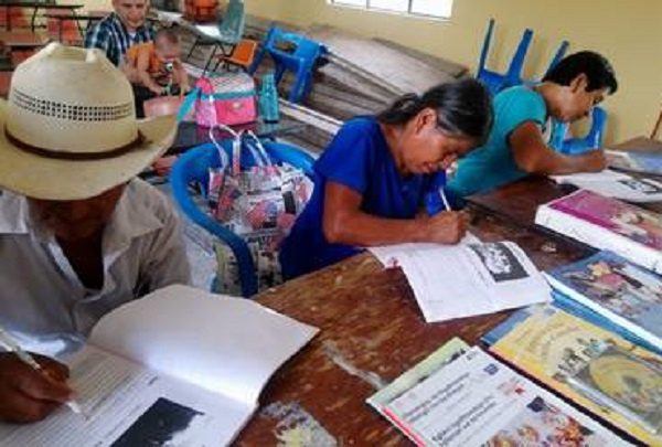 Adultos mayores que toman clases en televisión podrían certificarse oficialmente con ayuda del INEA