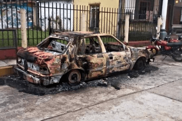 Apedrean a alcalde de Coetzala e incendian automóvil oficial